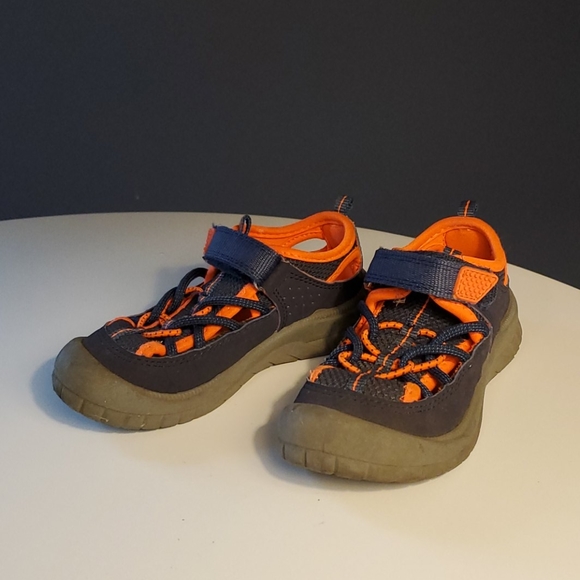 oshkosh bump toe sandals